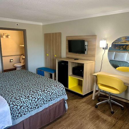 Days Inn By Wyndham Houston East Eksteriør bilde