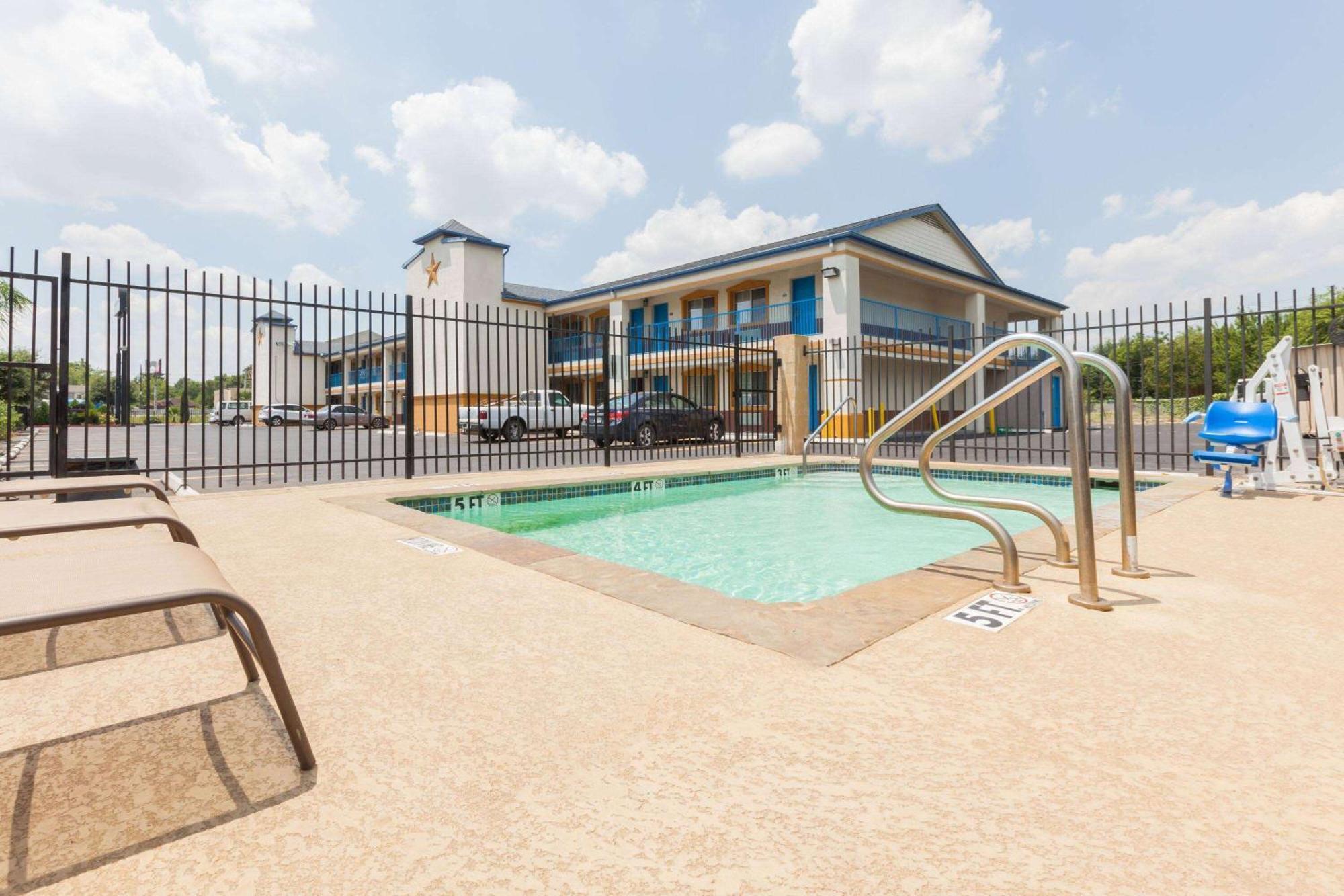 Days Inn By Wyndham Houston East Eksteriør bilde