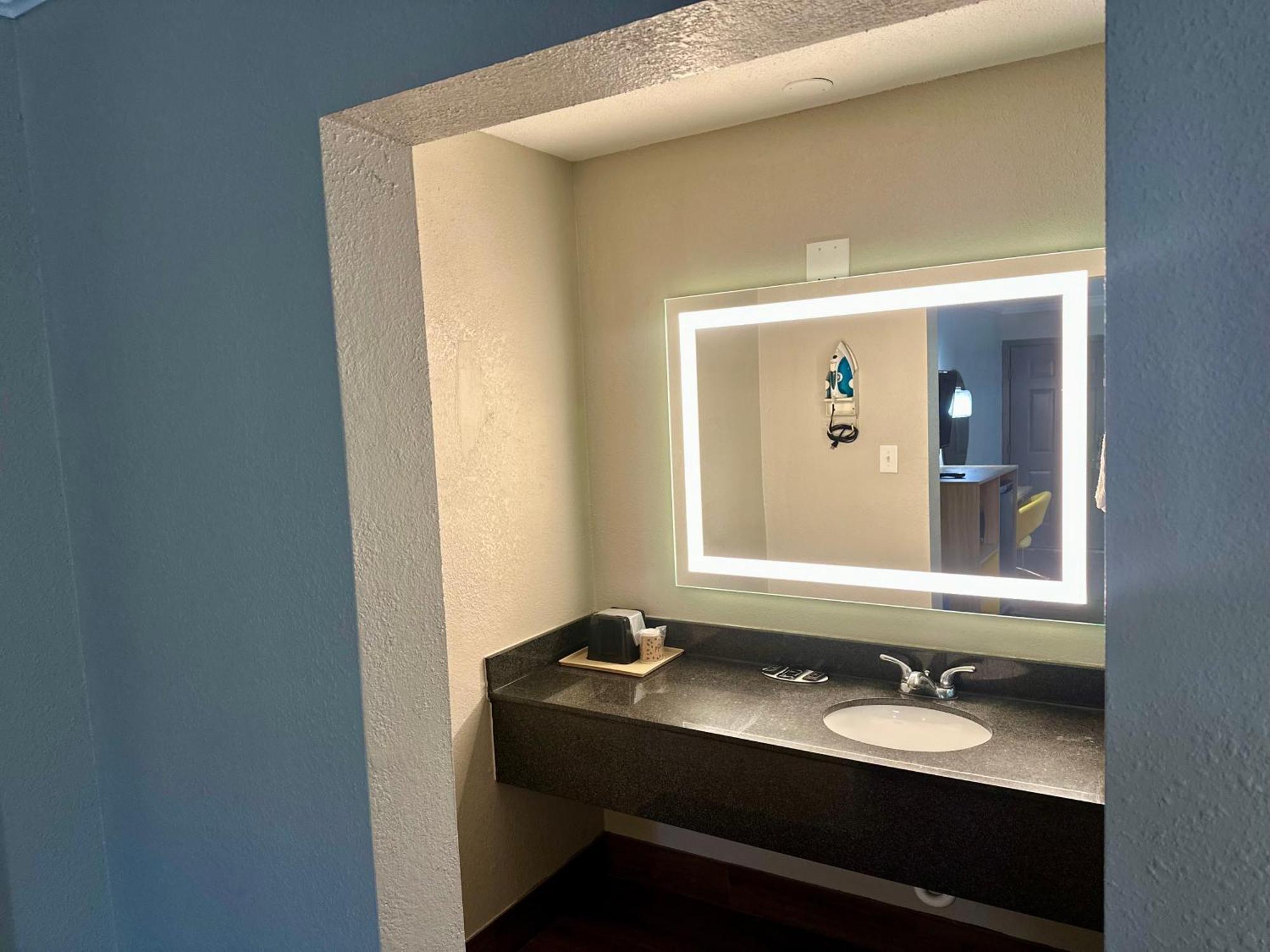 Days Inn By Wyndham Houston East Eksteriør bilde