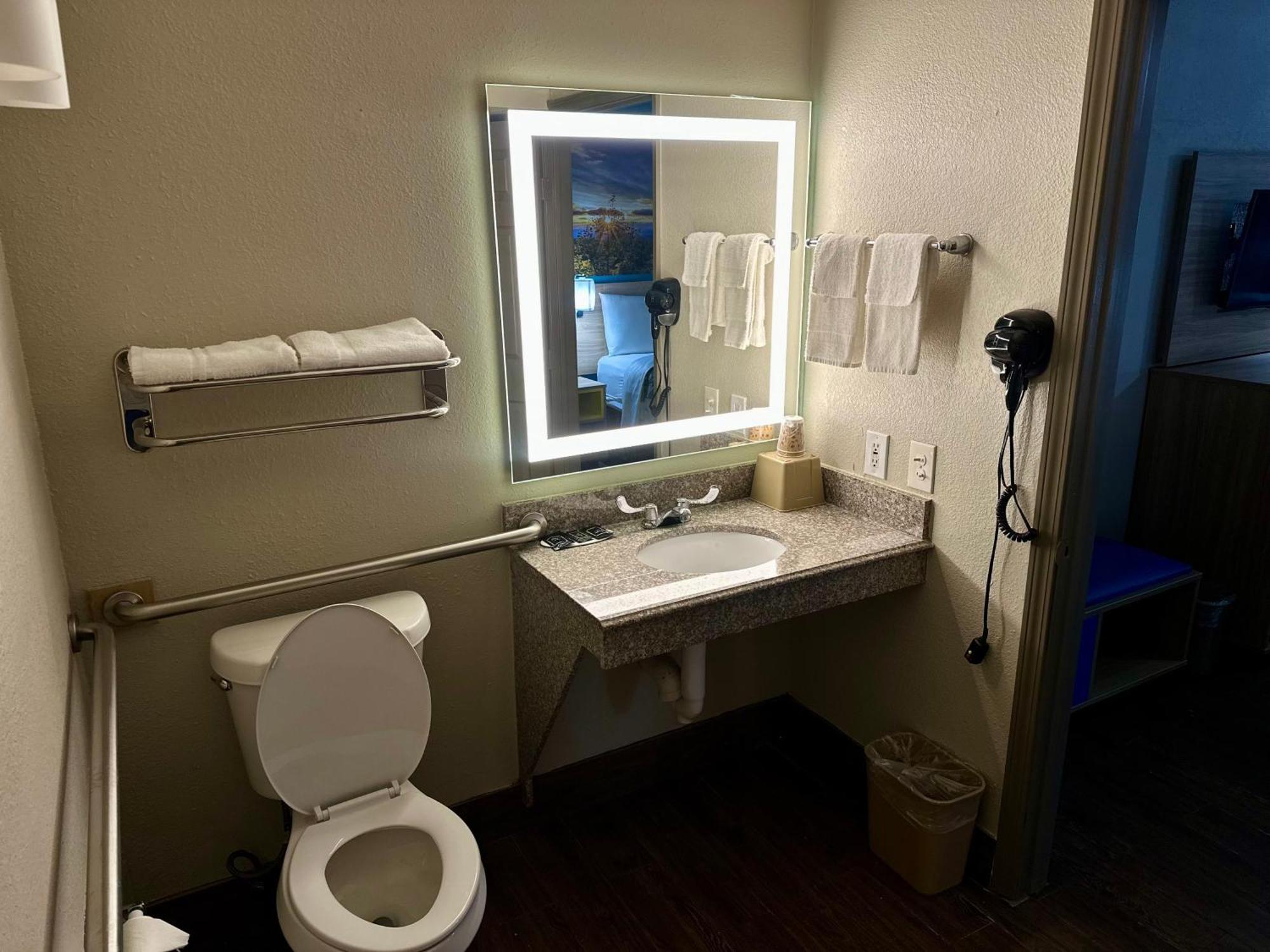 Days Inn By Wyndham Houston East Eksteriør bilde