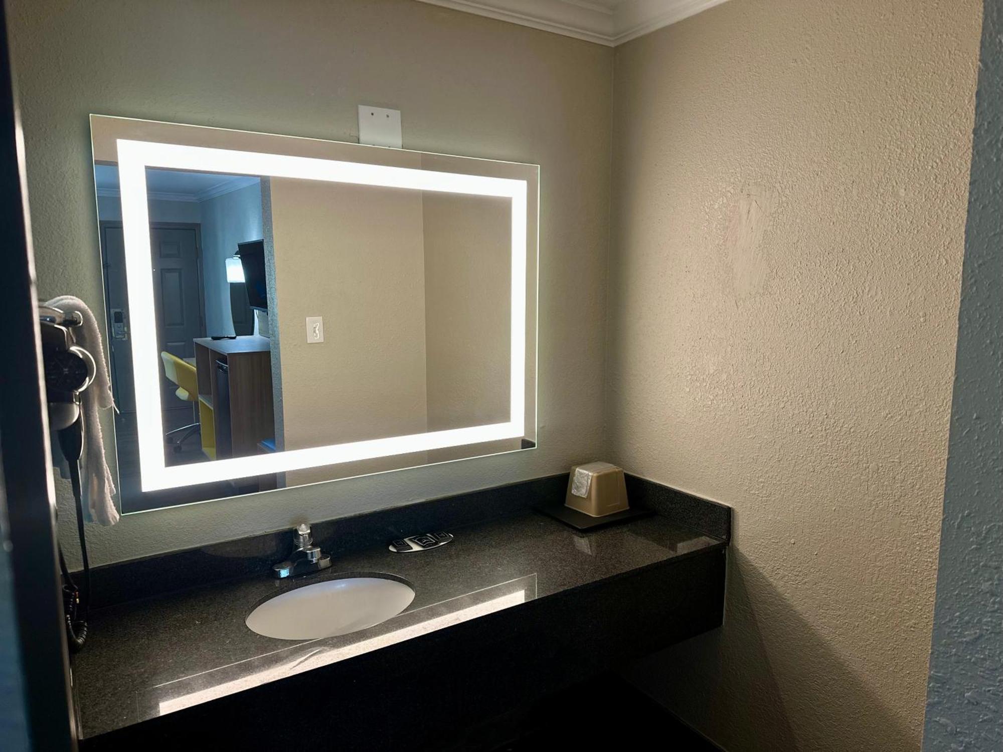 Days Inn By Wyndham Houston East Eksteriør bilde
