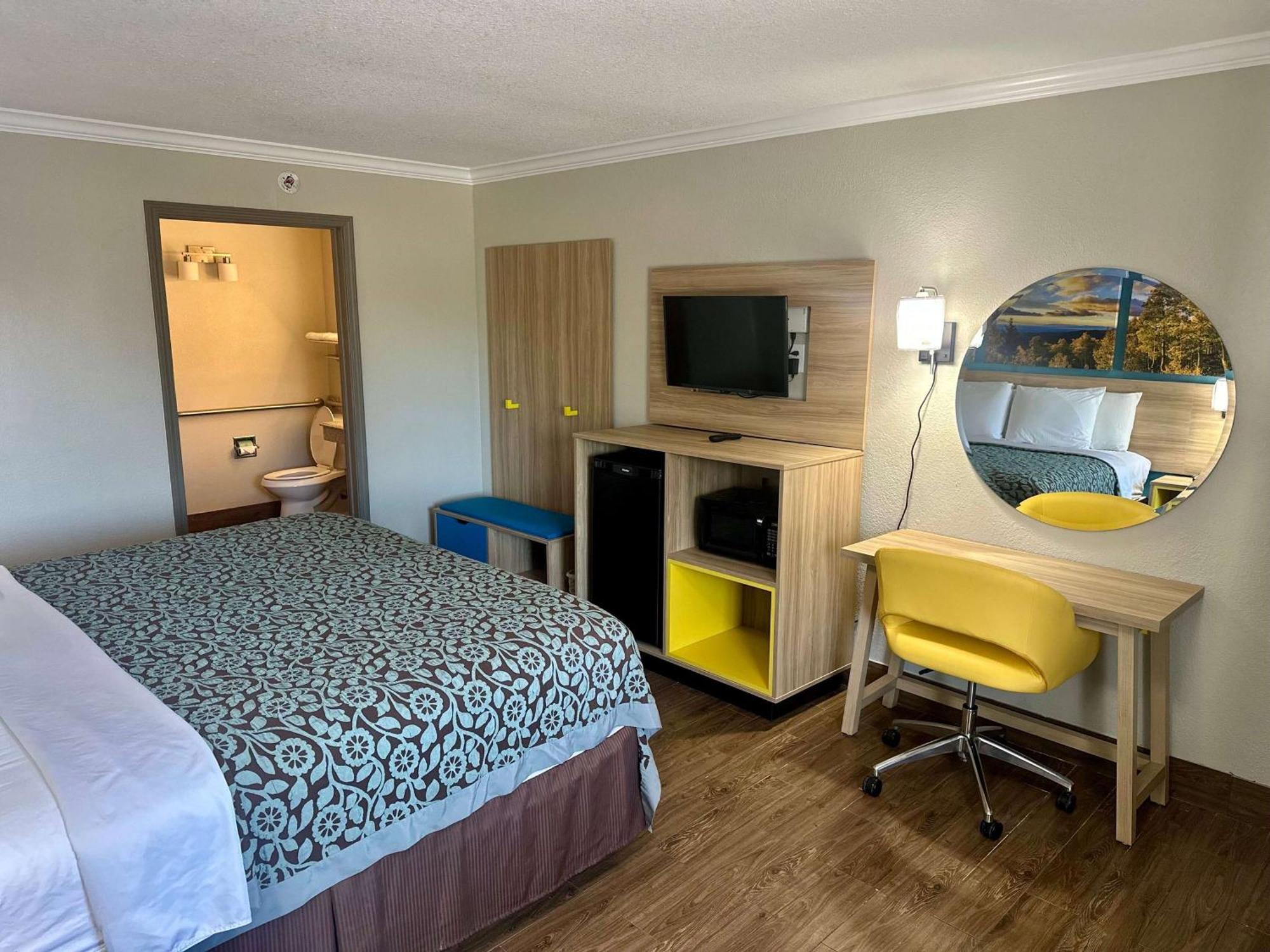 Days Inn By Wyndham Houston East Eksteriør bilde