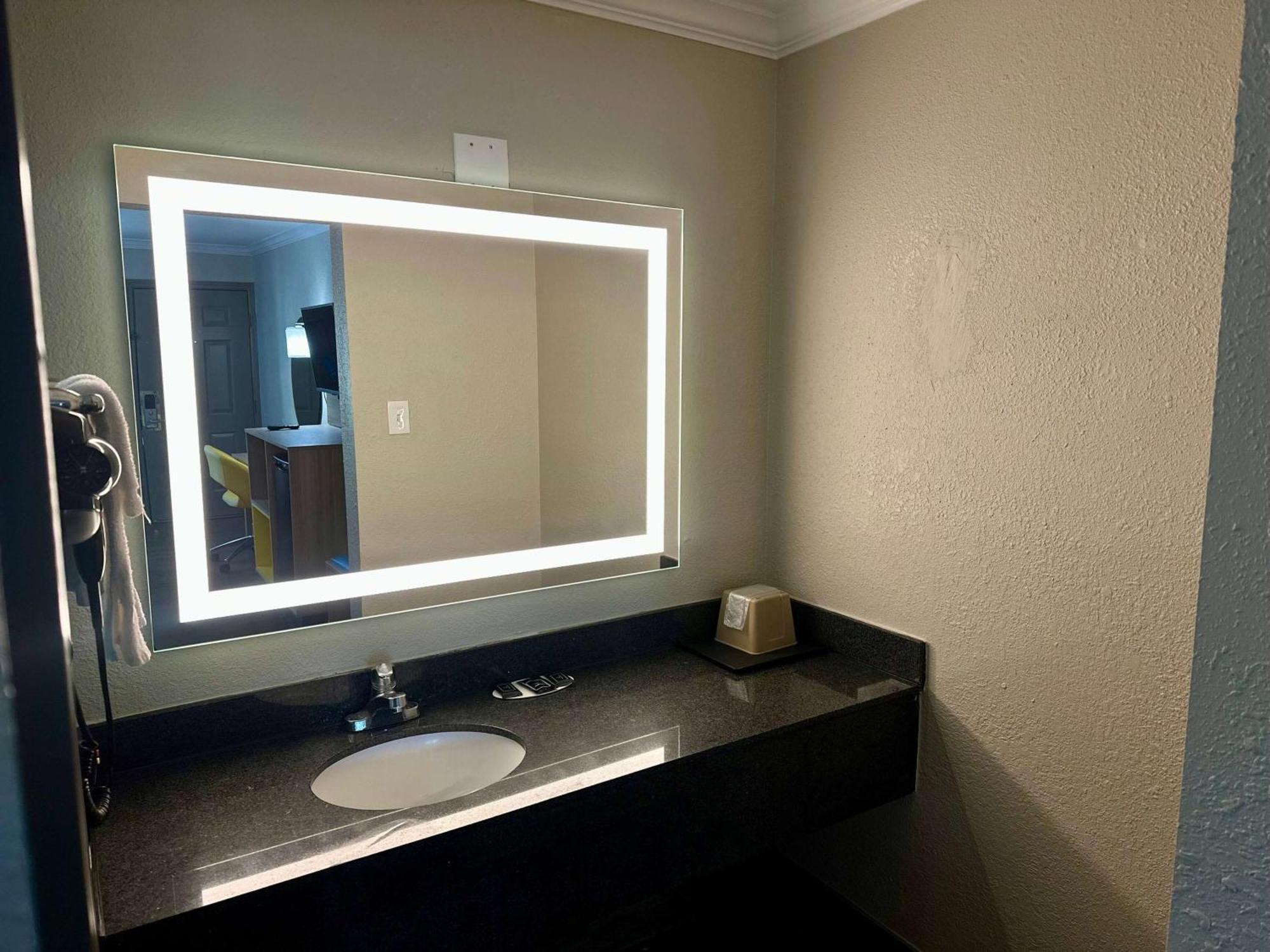 Days Inn By Wyndham Houston East Eksteriør bilde