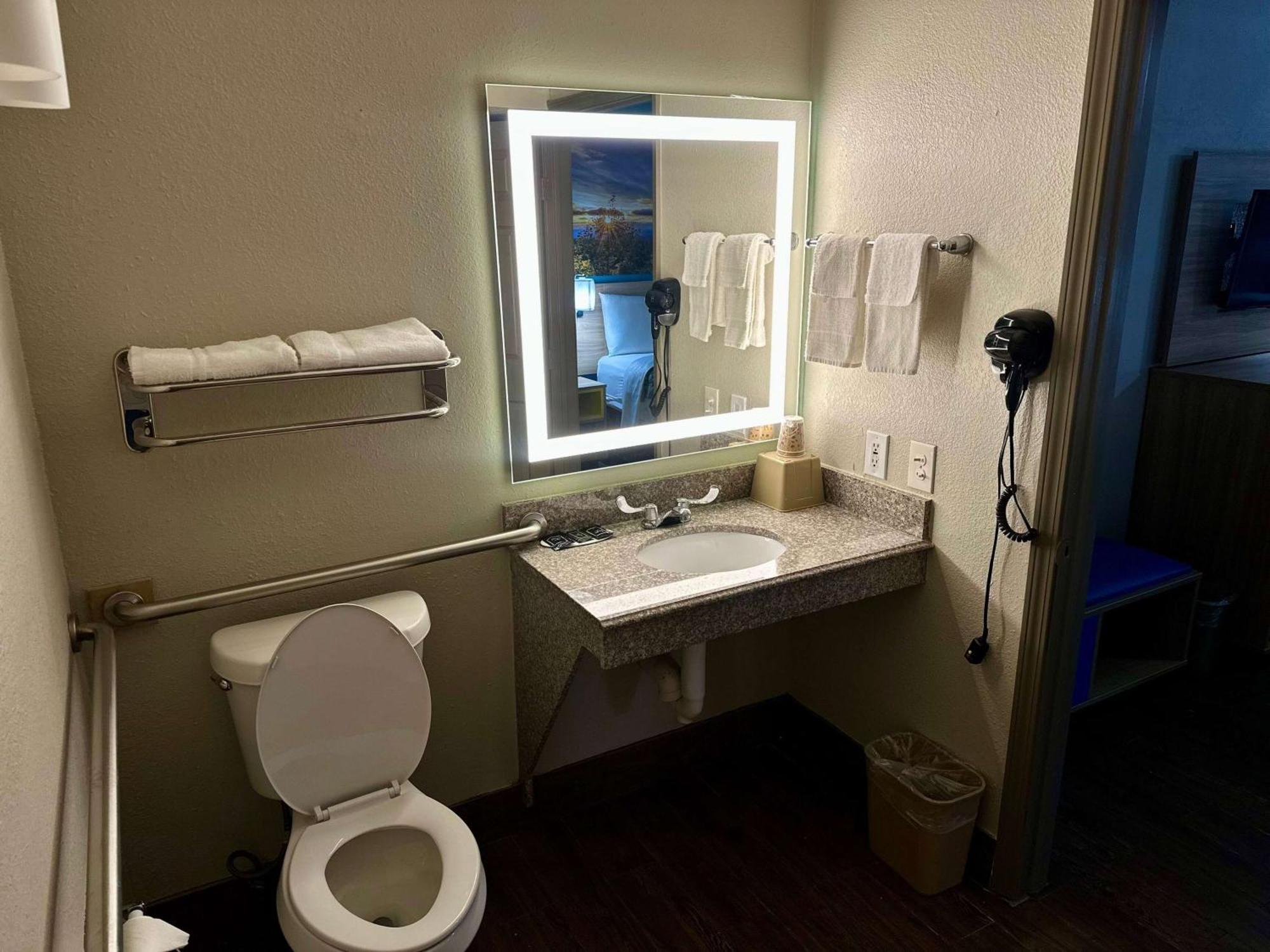 Days Inn By Wyndham Houston East Eksteriør bilde